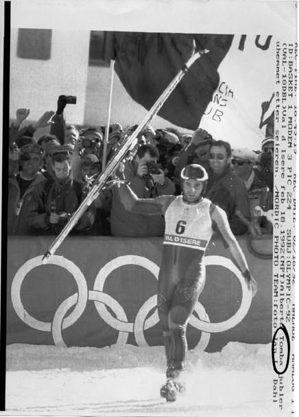 Quattro anni più tardi, all’Olimpiade di Albertville, in Francia, Alberto conferma la stoffa da campione aggiudicandosi l’oro nel gigante (eccolo a fine gara) e l’argento nello slalom speciale (Olympia)